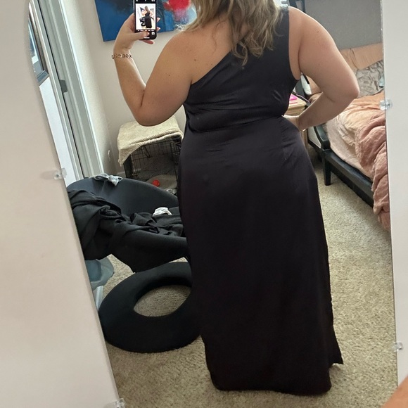 One shoulder column gown - Picture 3 of 8